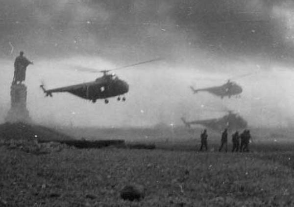 إستعمل البريطانيين الأنزال الرأسي بالهليوكوبتر للجنود خلف خطوطنا يوم الثلاثاء 6 نوفمبر 1956 Picture