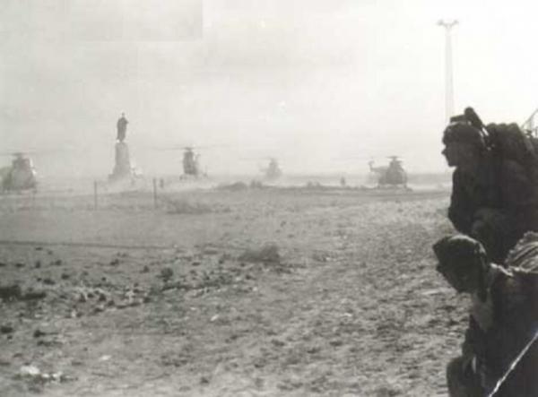 إستعمل البريطانيين الأنزال الرأسي بالهليوكوبتر للجنود خلف خطوطنا يوم الثلاثاء 6 نوفمبر 1956 Picture